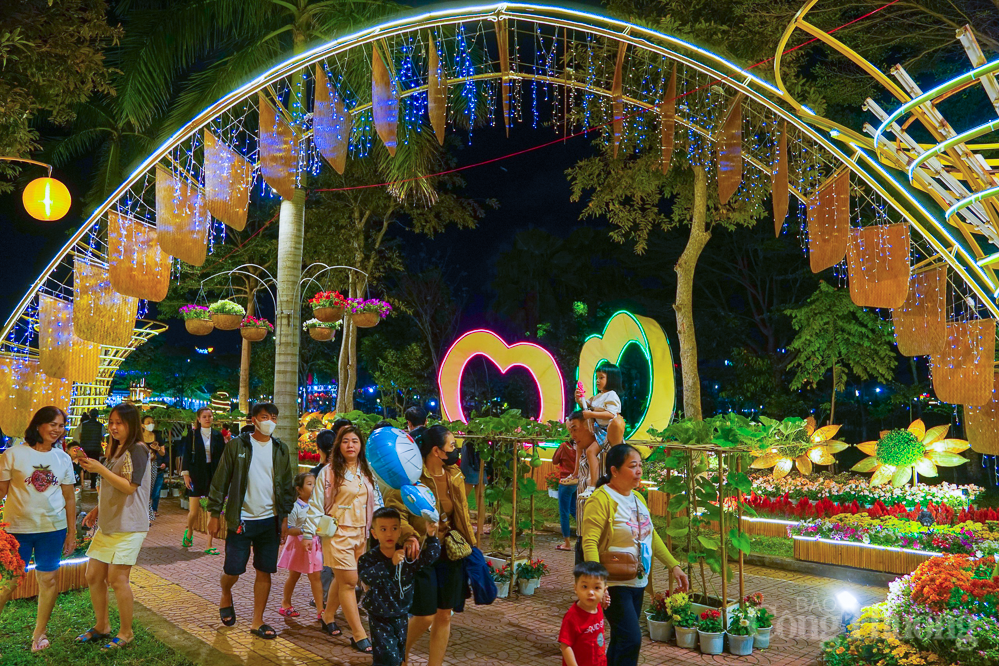 Theo chính quyền thành phố, đường hoa Xuân là một trong những công trình điểm nhấn quan trọng của địa phương dịp Tết Nguyên đán Giáp Thìn 2024, góp phần thu hút đông đảo người dân và du khách đến thưởng lãm.