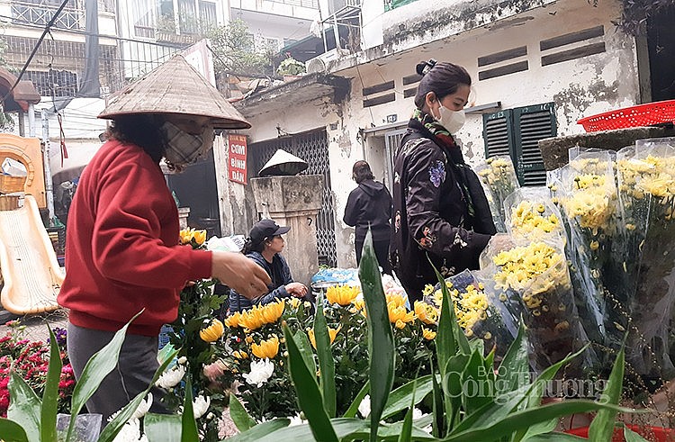 Hoa cúc tại các chợ dân sinh trên địa bàn Hà Nội dao động từ 6.000 - 7.000 đồng/bông