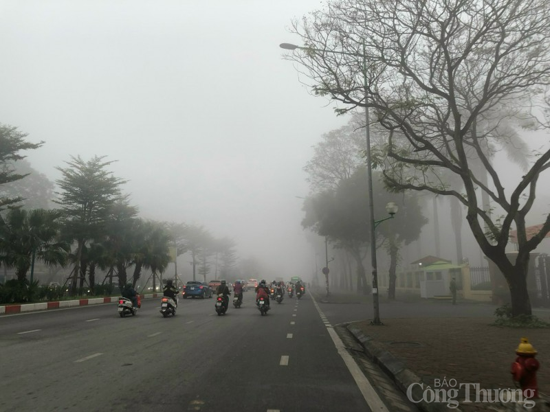 Hà Nội: Sương mù dày đặc giăng kín đường phố sáng ngày 2/2