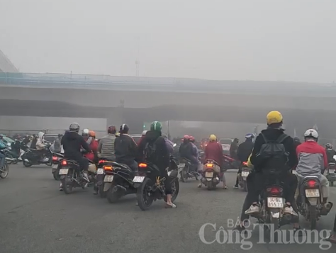 Hà Nội: Sương mù dày đặc giăng kín đường phố sáng ngày 2/2