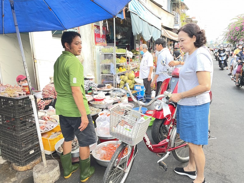 TP Hồ Chí Minh: Phong phú thị trường đồ cúng ông công ông táo