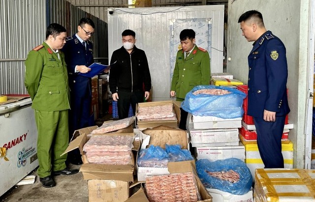 Thái Nguyên: Ngăn chặn, tiêu hủy hơn 5 tạ chân gà nhập lậu