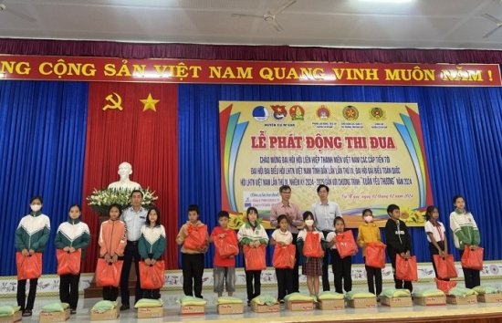 Công đoàn Cục Quản lý thị trường Đắk Lắk trao hàng trăm suất quà Tết cho học sinh khó khăn