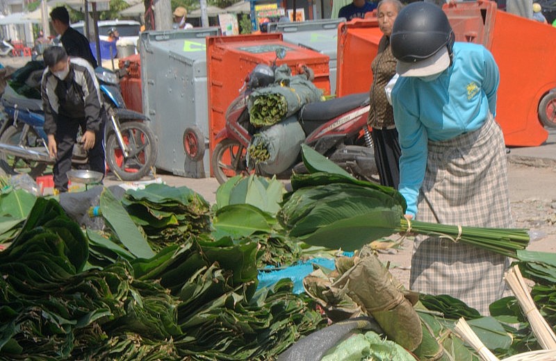 TP. Hồ Chí Minh: Chợ lá dong phiên duy nhất trong năm vắng người mua ngày cận Tết