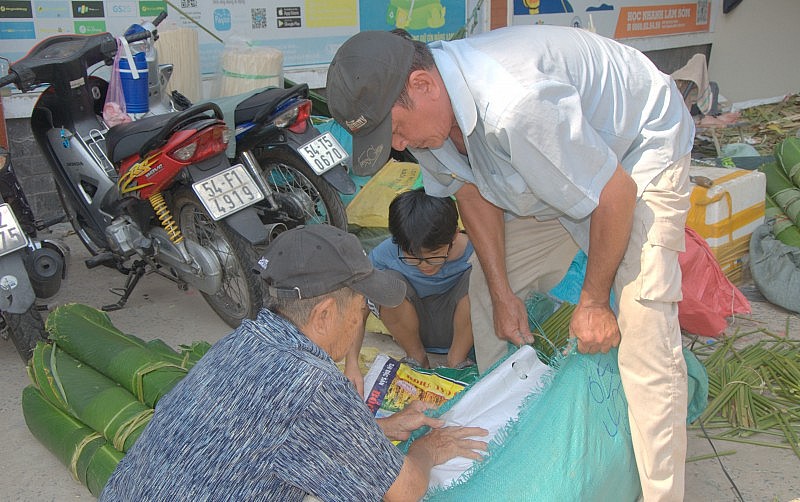 TP. Hồ Chí Minh: Chợ lá dong phiên duy nhất trong năm vắng người mua ngày cận Tết