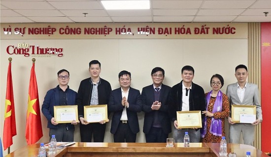 Hiệp hội sữa Việt Nam tặng bằng khen cho 6 cá nhân của Báo Công Thương