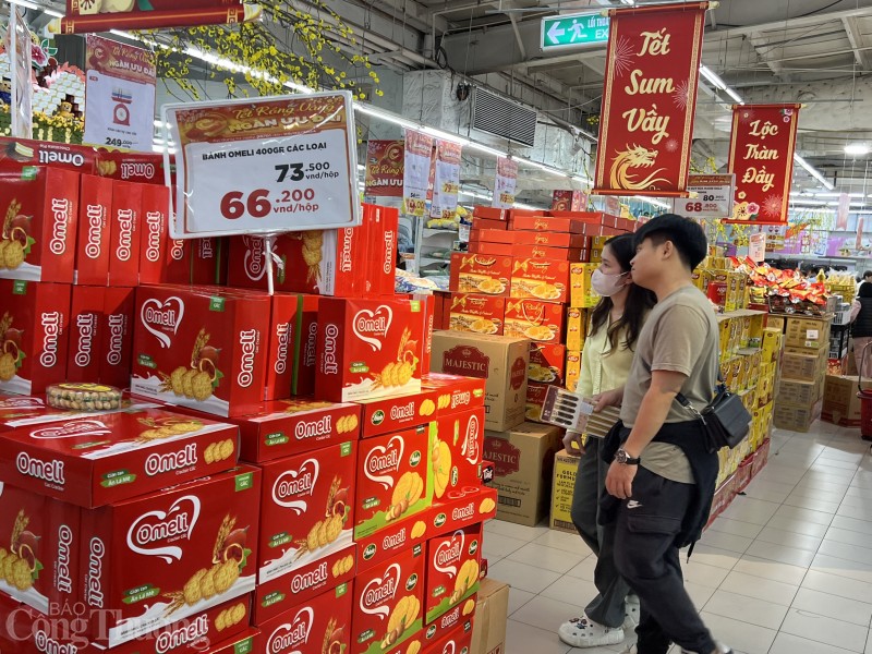Hà Nội: Thị trường Tết nhộn nhịp, siêu thị chật cứng người mua sắm