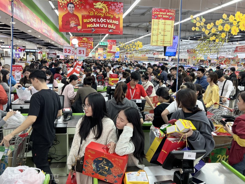 Hà Nội: Thị trường Tết nhộn nhịp, siêu thị chật cứng người mua sắm