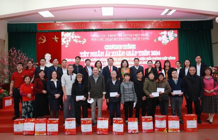 Hà Nội: Phường Dịch Vọng tổ chức chương trình "Tết Nhân ái Xuân Giáp Thìn 2024", tặng quà gia đình chính sách