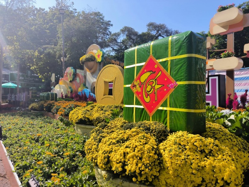 Bánh chưng khổng lồ đặt tại Công viên Trưng Trắc - Trưng Nhị - Ảnh: Nguyễn Ngọc