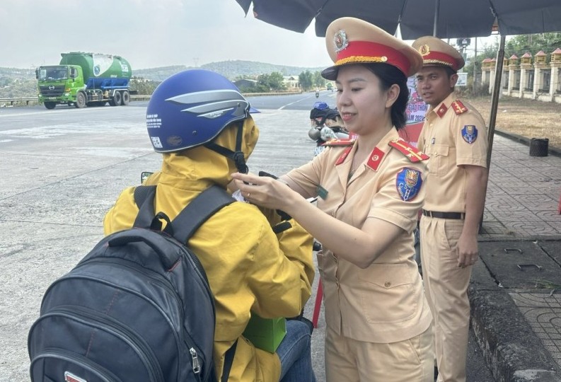 Lực lượng Công an tỉnh Đắk Nông xuyên đêm hỗ trợ người dân về quê đón Tết