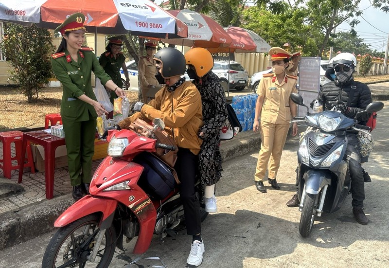 Lực lượng Công an tỉnh Đắk Nông xuyên đêm hỗ trợ người dân về quê đón Tết