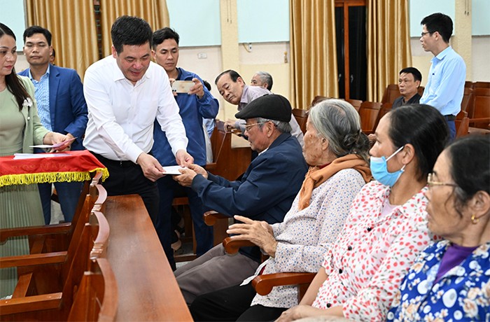 Bộ trưởng Nguyễn Hồng Diên trao quà Tết cho người dân Thái Bình