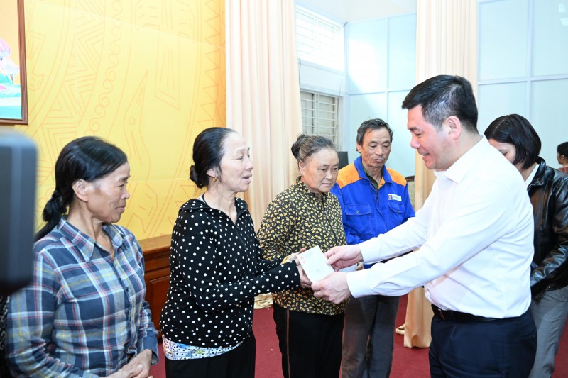 Bộ trưởng Nguyễn Hồng Diên trao quà Tết cho người dân Thái Bình