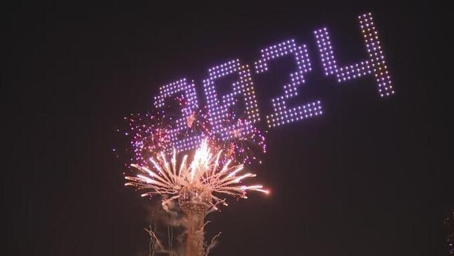 màn trình diễn ánh sáng bằng 2.024 máy bay không người lái (drone) với tên gọi “Lễ hội ánh sáng nghệ thuật Hà Nội - Rực rỡ Thăng Long” vào đêm 30 Tết 