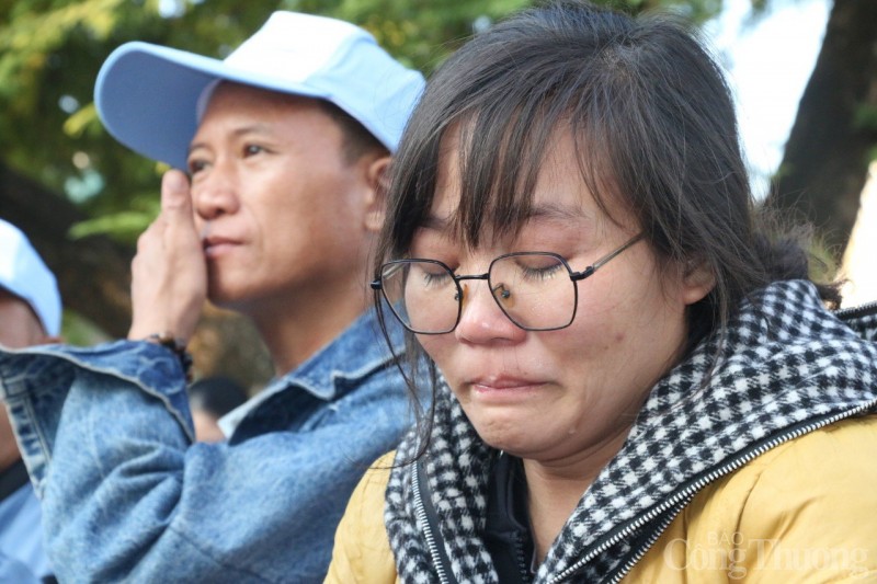Bình Dương: Nữ công nhân bật khóc khi được tặng vé 