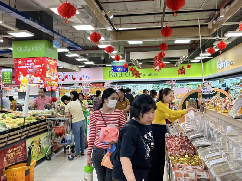 TP. Hồ Chí Minh: Nhiều hàng giá rẻ, người dân tấp nập mua sắm Tết