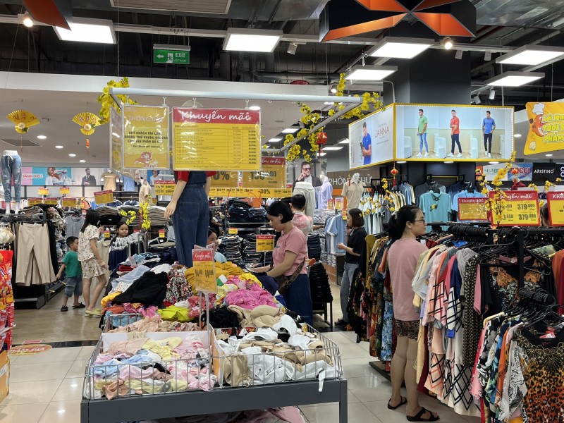 TP. Hồ Chí Minh: Nhiều hàng giá rẻ, người dân tấp nập mua sắm Tết