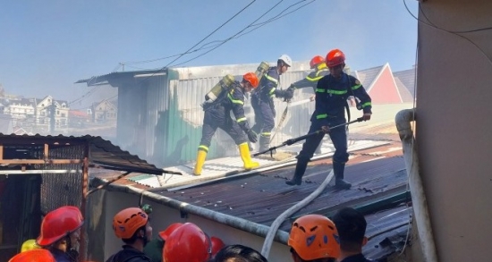 Lâm Đồng: Khống chế kịp thời đám cháy nhà trong hẻm ngay khu dân cư ở Đà Lạt