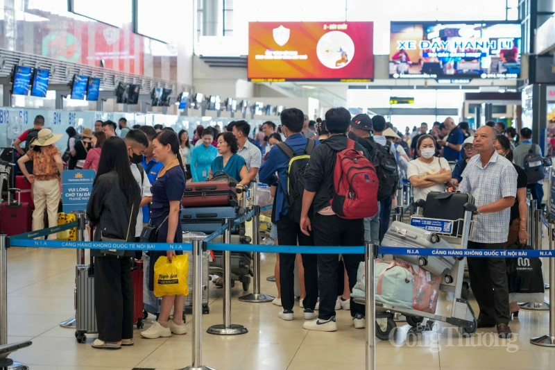 Lượng khách qua Sân bay Nội Bài tăng cao trong dịp Tết Nguyên đán
