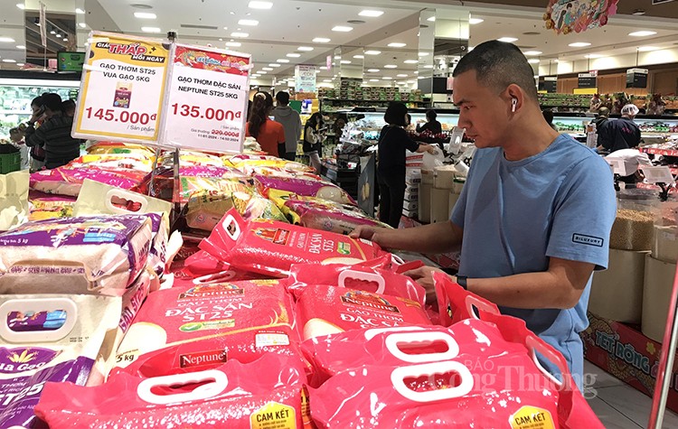 Người tiêu dùng mua sắm Tết tại siêu thị Aeon Hà Đông