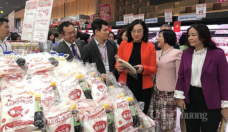 Thứ trưởng Bộ Công Thương Phan Thị Thắng (thứ hai từ trái sang) cùng Đoàn Công tác kiểm tra hàng hóa tại Siêu thị Aeon Hà Đông