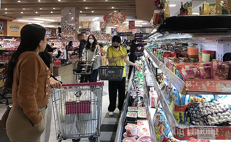 Người tiêu dùng mua sắm Tết tại siêu thị Aseon Hà Đông