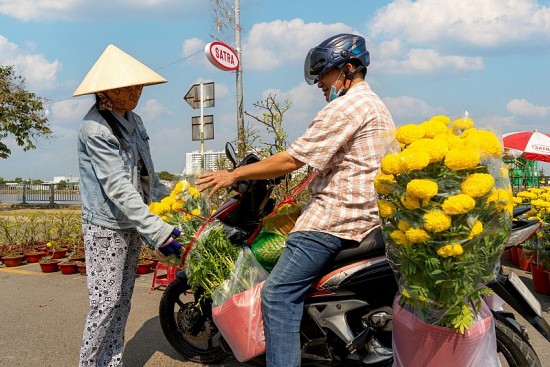TP. Hồ Chí Minh: Khai mạc chợ hoa giá rẻ cho người lao động
