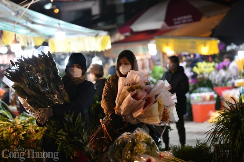 Đêm không ngủ ở chợ hoa lớn nhất Hà Nội ngày giáp Tết