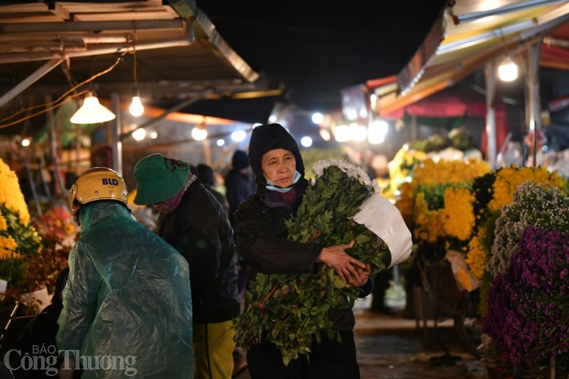 Đêm không ngủ ở chợ hoa lớn nhất Hà Nội ngày giáp Tết