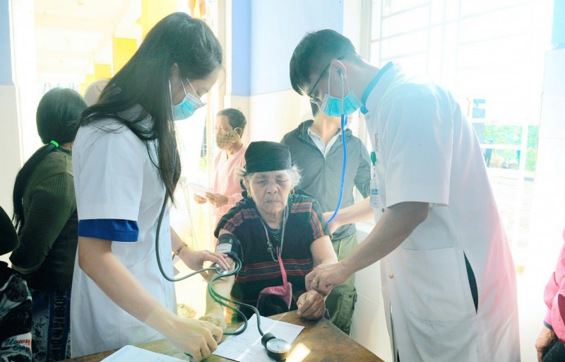 Thừa Thiên Huế: 300 người dân huyện miền núi A Lưới được khám, cấp thuốc miễn phí dịp cận Tết