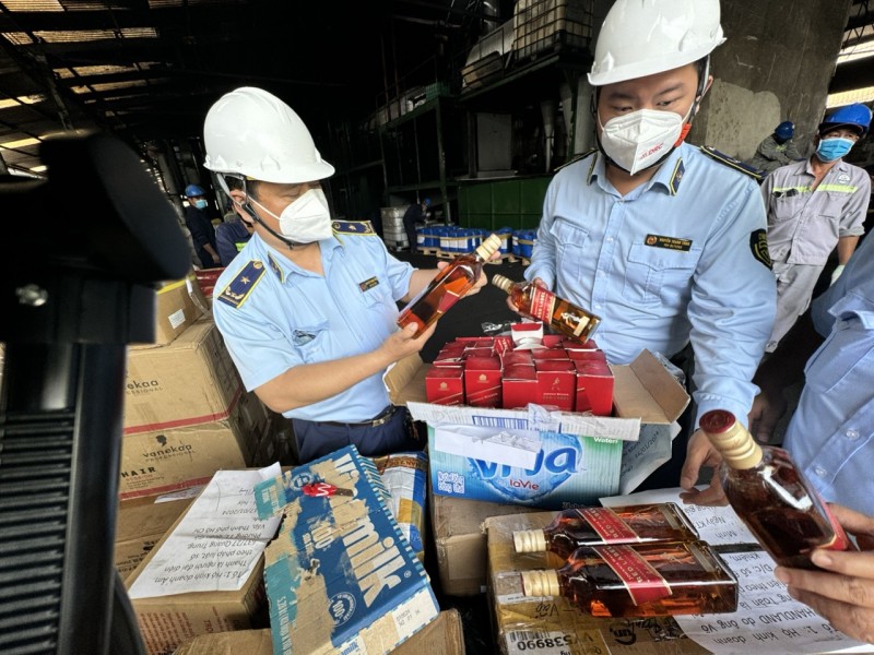 TP. Hồ Chí Minh: Cận cảnh tiêu hủy gần 60.000 sản phẩm vi phạm trị giá trên 5,5 tỷ đồng