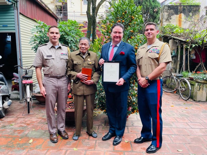 Đại sứ Hoa Kỳ trao trả nhật ký cho cựu chiến binh Việt Nam