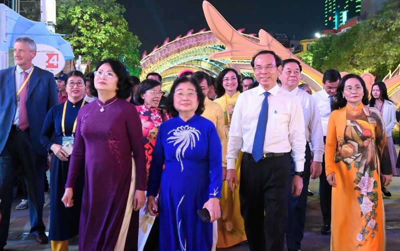 TP. Hồ Chí Minh: Biển người đổ về đường hoa Nguyễn Huệ trong đêm khai mạc