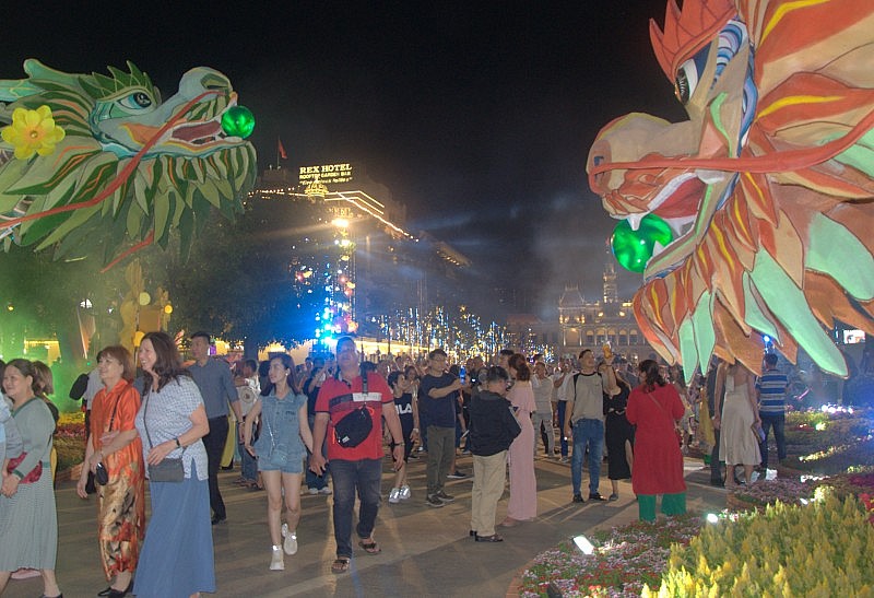 TP. Hồ Chí Minh: Biển người đổ về đường hoa Nguyễn Huệ trong đêm khai mạc