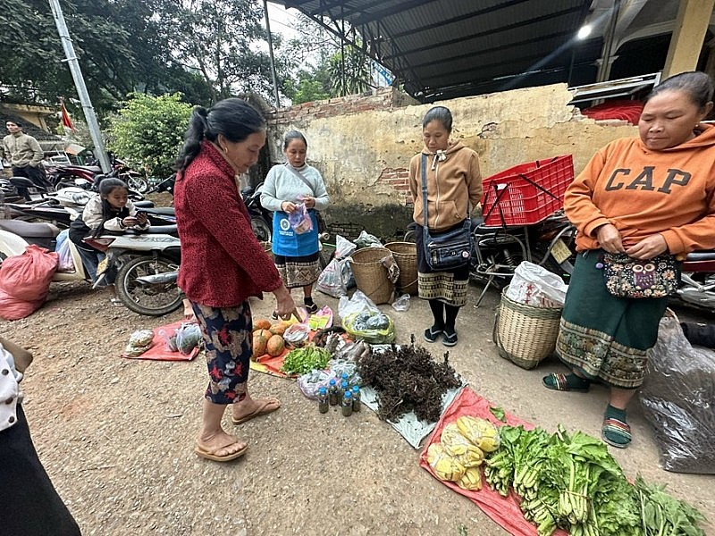Thanh Hóa: Chợ Cửa khẩu Na Mèo tấp nập người dân qua lại mua sắm Tết