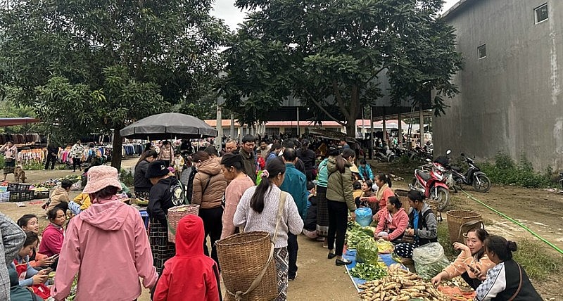 Thanh Hóa: Chợ Cửa khẩu Na Mèo tấp nập người dân qua lại mua sắm Tết