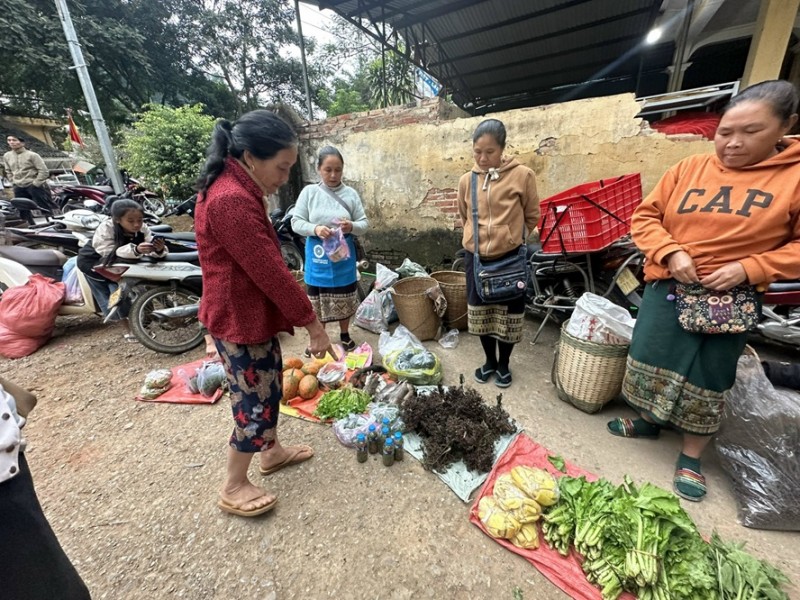 Thanh Hóa: Chợ Cửa khẩu Na Mèo tấp nập người dân mua sắm Tết