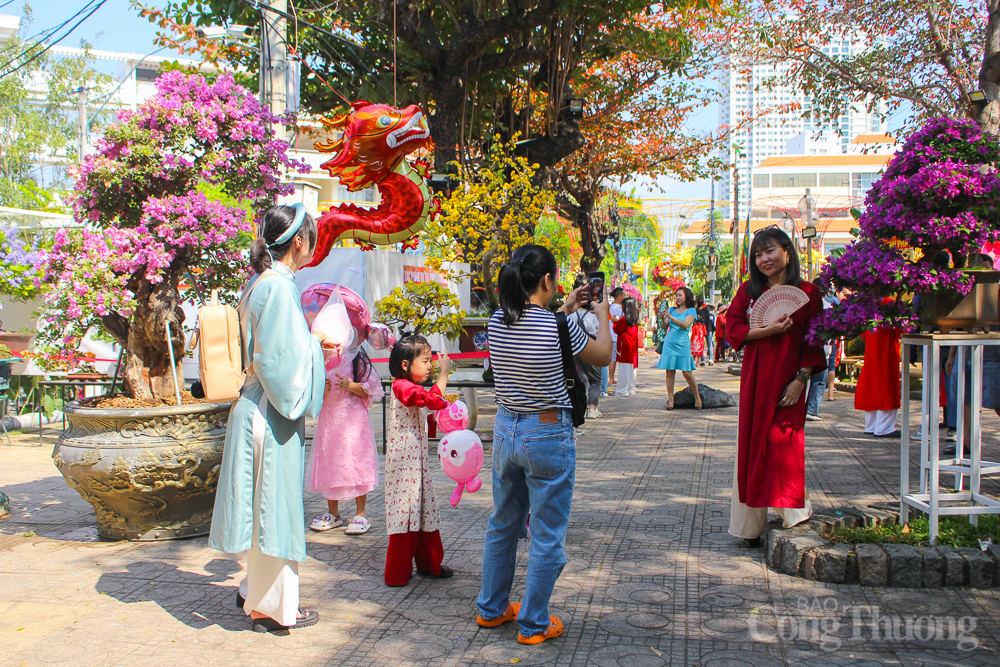 Người dân nô nức du xuân đường hoa tết tại Nha Trang