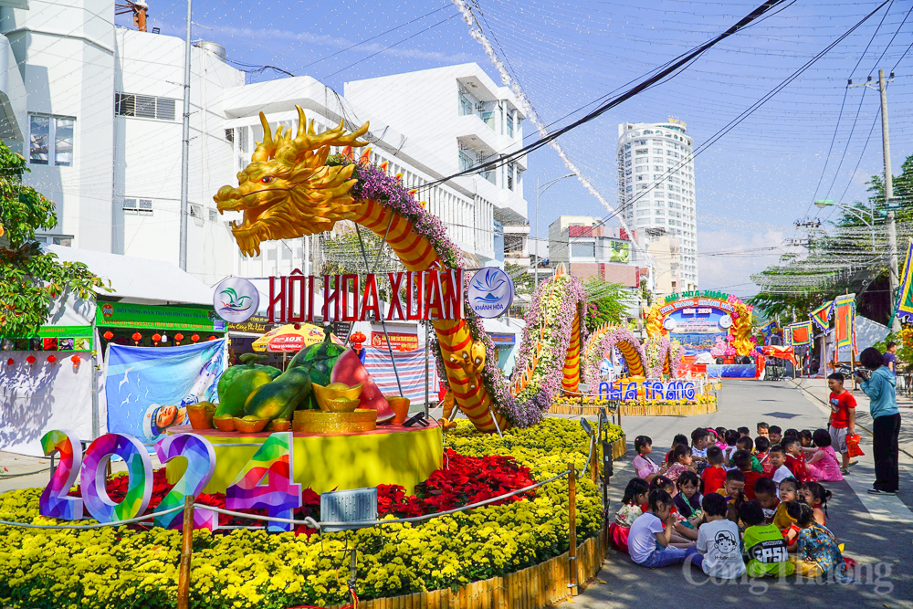 Người dân, du khách nô nức du xuân đường hoa Tết tại Nha Trang