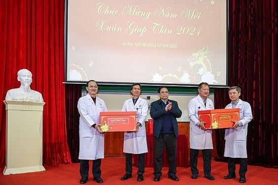 Thủ tướng thăm, chúc Tết, động viên cán bộ, bác sĩ và bệnh nhân các bệnh viện tại Hà Nội