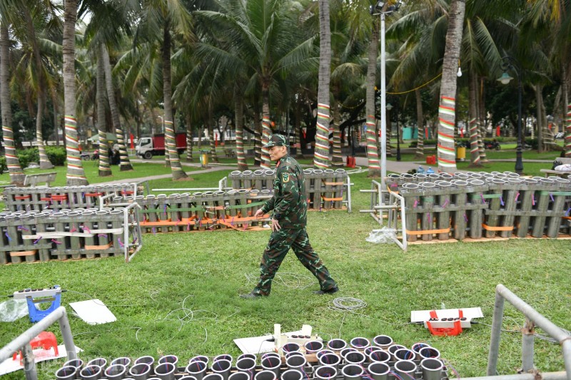 Hà Nội: Cận cảnh trận địa pháo hoa sẵn sàng khai hỏa đêm giao thừa