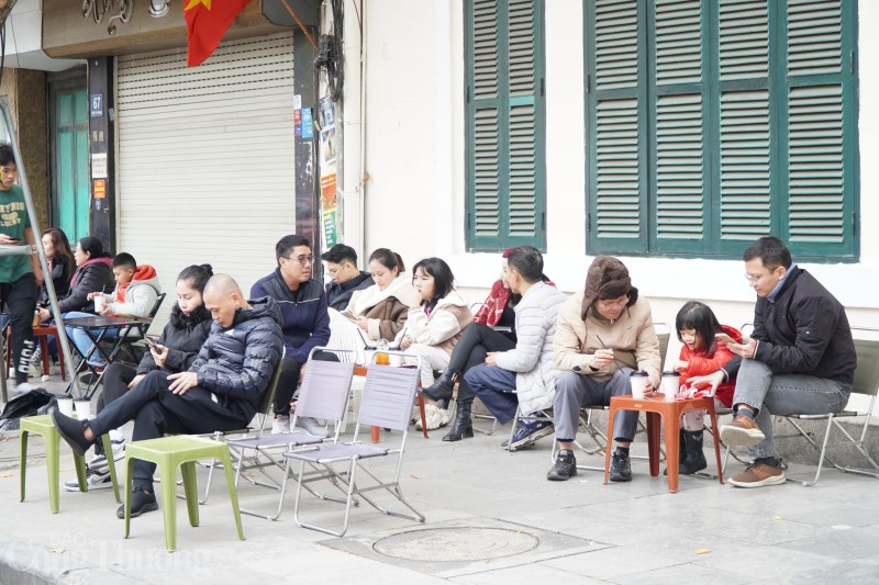 Hà Nội: Hàng quán cafe “sôi động” ngày đầu năm mới