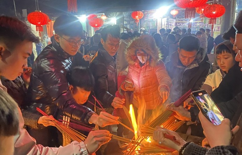 Chùm ảnh: Dân làng háo hức xin lửa cầu may trong đêm Giao thừa