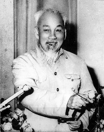 Chủ tịch Hồ Chí Minh đọc thơ chúc Tết năm 1968. Ảnh tư liệu