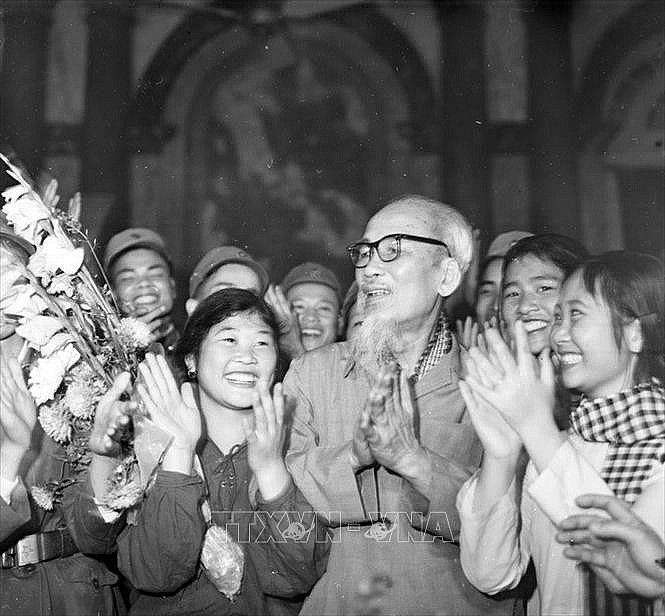 Chủ tịch Hồ Chí Minh tiếp Đoàn đại biểu Anh hùng, Chiến sĩ thi đua và Dũng sĩ diệt Mỹ của Quân giải phóng miền Nam ra thăm miền Bắc (20-7-1968). Ảnh: TTXVN 