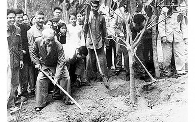 Chủ tịch Hồ Chí Minh tiếp Đoàn đại biểu Anh hùng, Chiến sĩ thi đua và Dũng sĩ diệt Mỹ của Quân giải phóng miền Nam ra thăm miền Bắc (20-7-1968). Ảnh: TTXVN 