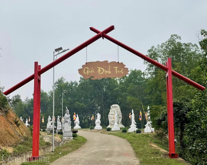 Nô nức check in ngôi chùa có cầu kính, bàn tay khổng lồ ở Thanh Hóa
