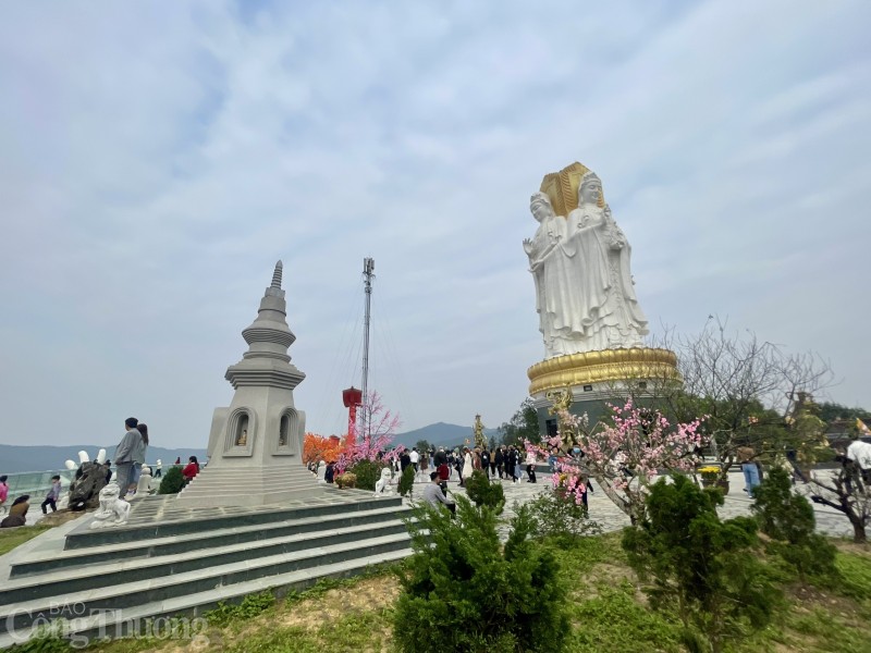Nô nức check in ngôi chùa có cầu kính, bàn tay khổng lồ ở Thanh Hóa