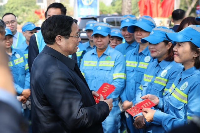Thủ tướng thăm, tặng quà người lao động ở Hà Nội làm việc xuyên Tết